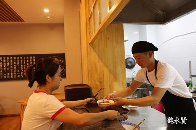 90后小夫妻高新區(qū)開中式快餐店，服務白領(lǐng)生意紅火